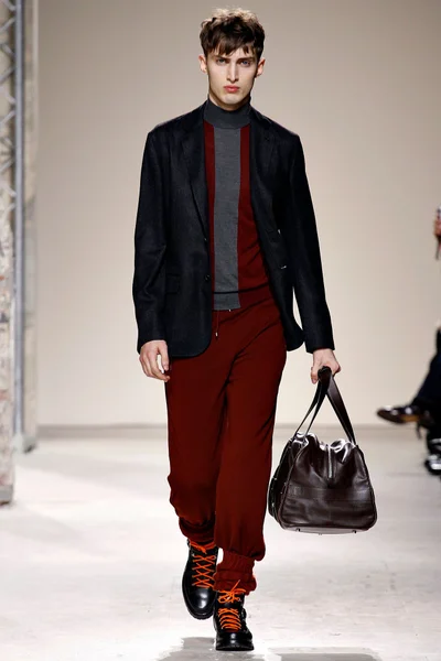 Look 16